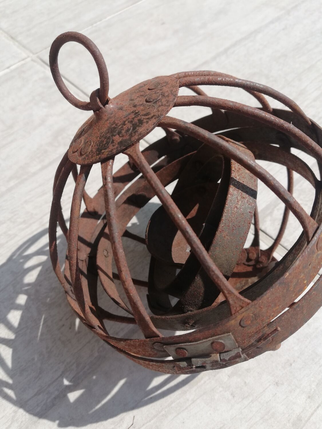 Old gyroscopic marine oil lamp