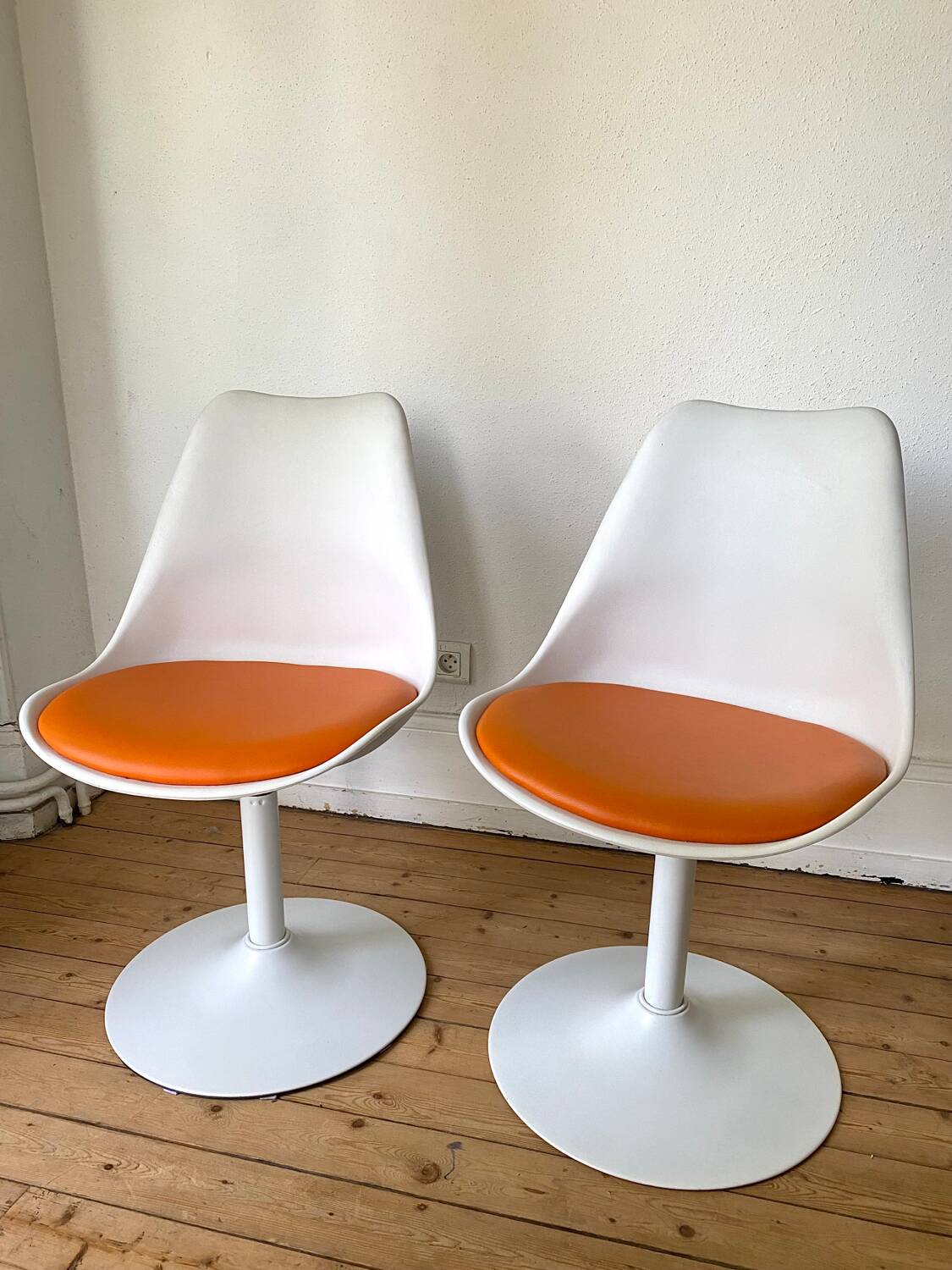 Space age 70s swivel tulip foot chairs