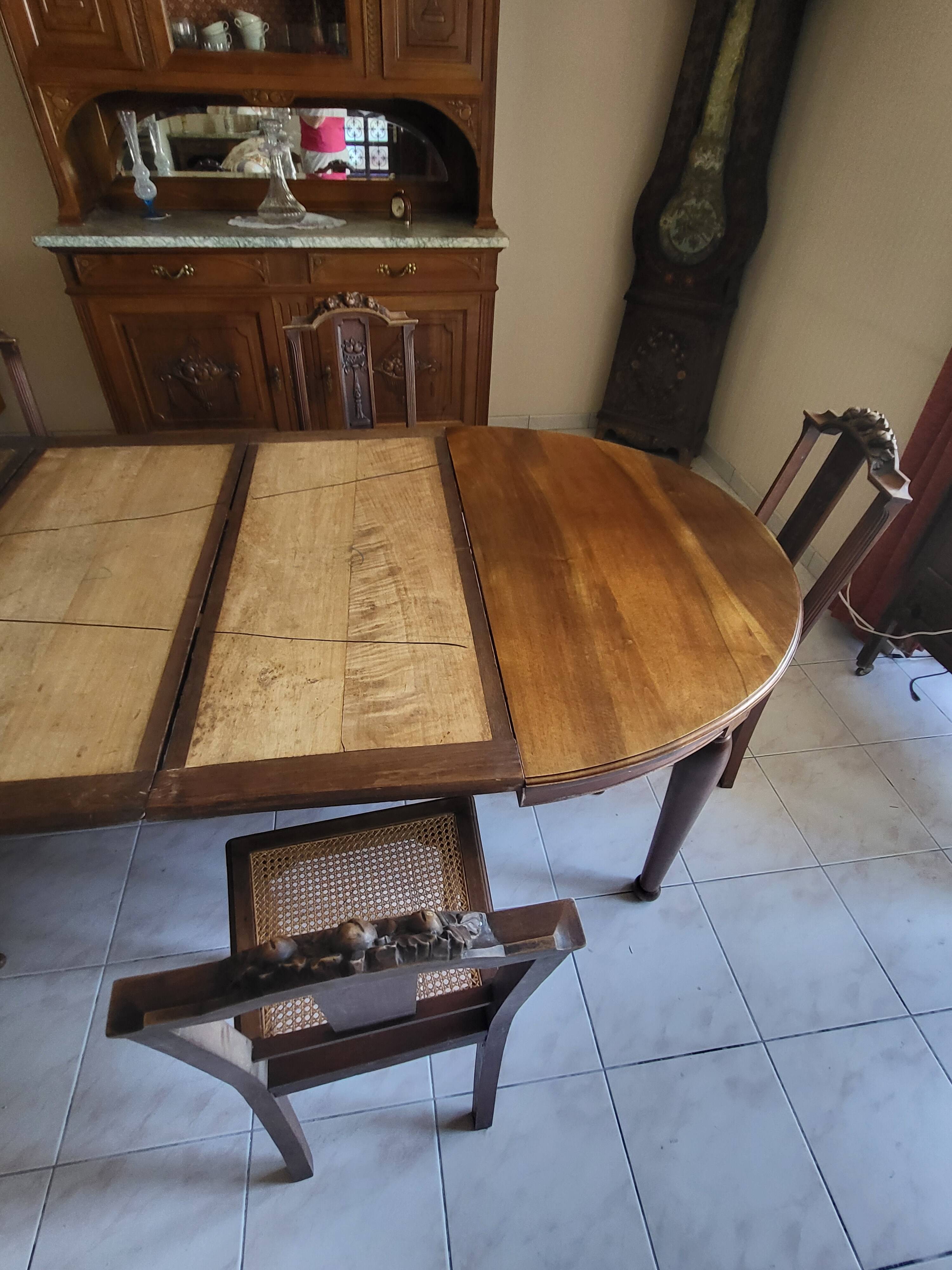 Art Nouveau dining table from 1910 and its 6 matching chairs.