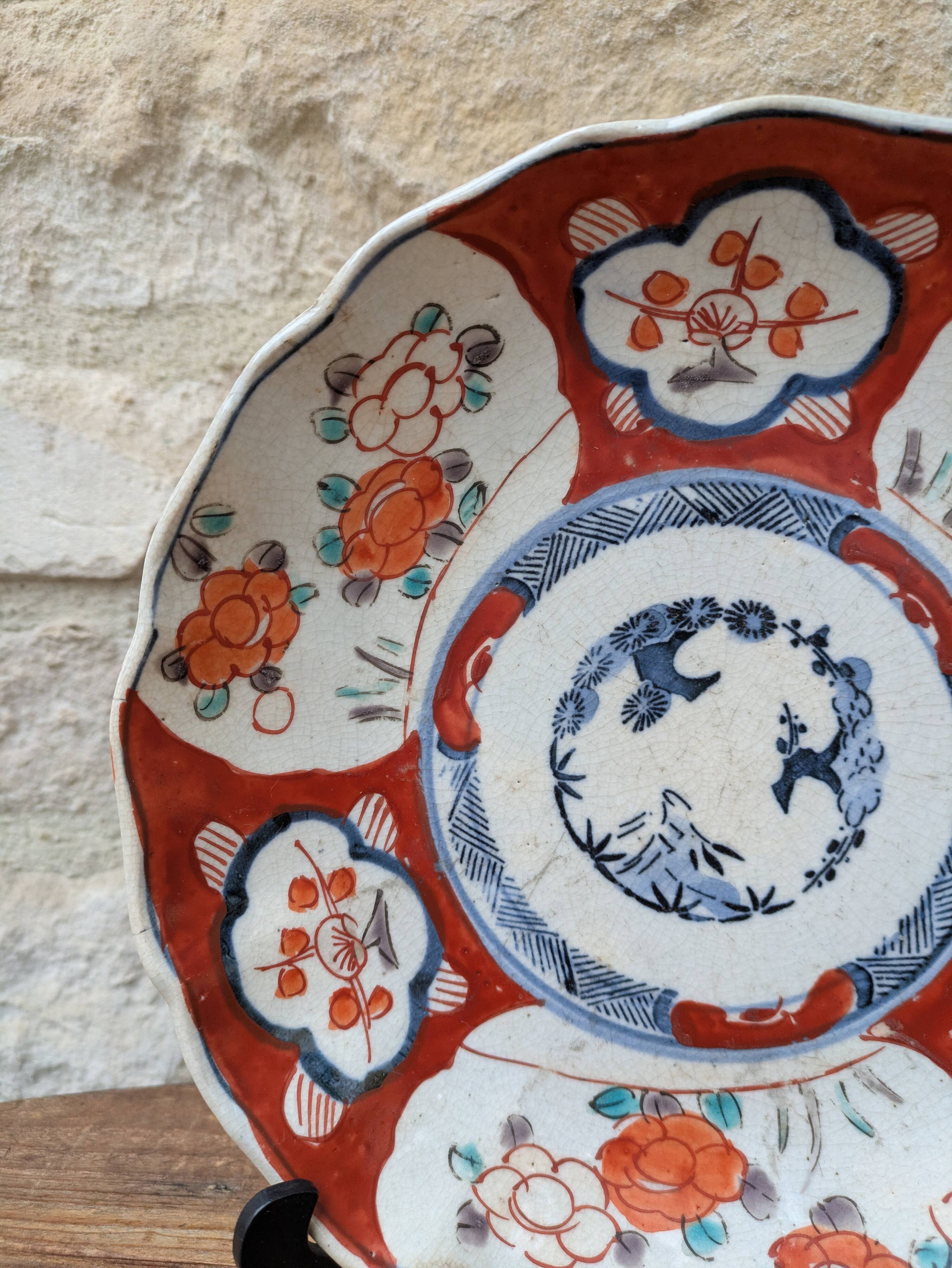 Antique Imari deep plate with red and blue floral decoration, 21.5cm.
