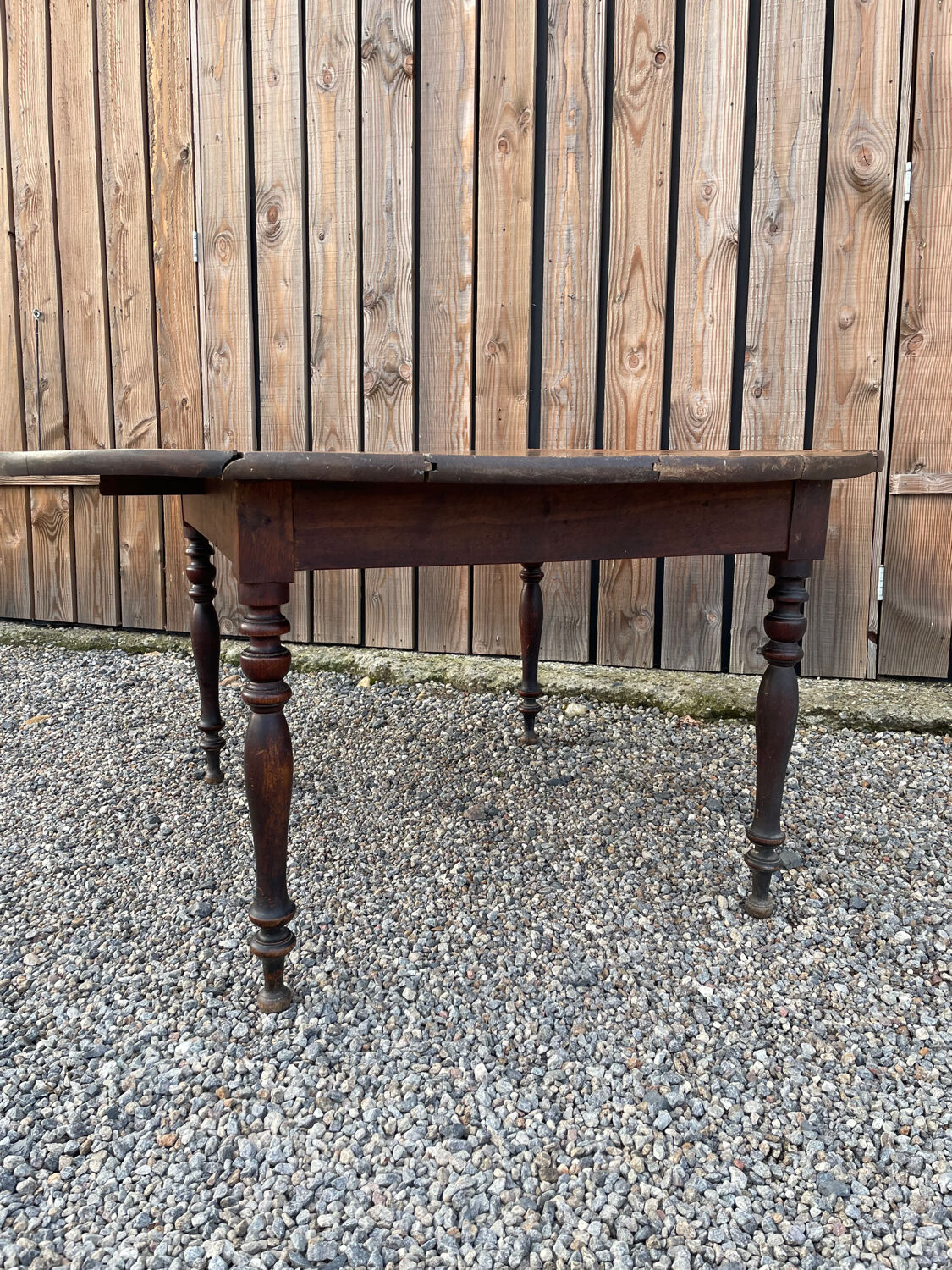 Rustic round table salon