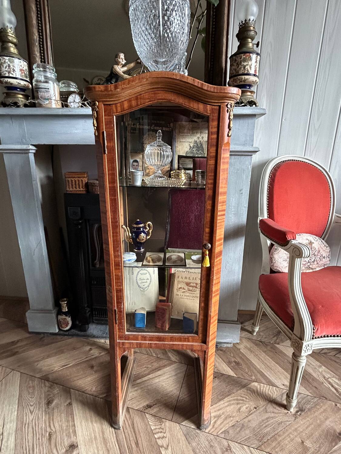 Petite vitrine Louis XVI en marqueterie