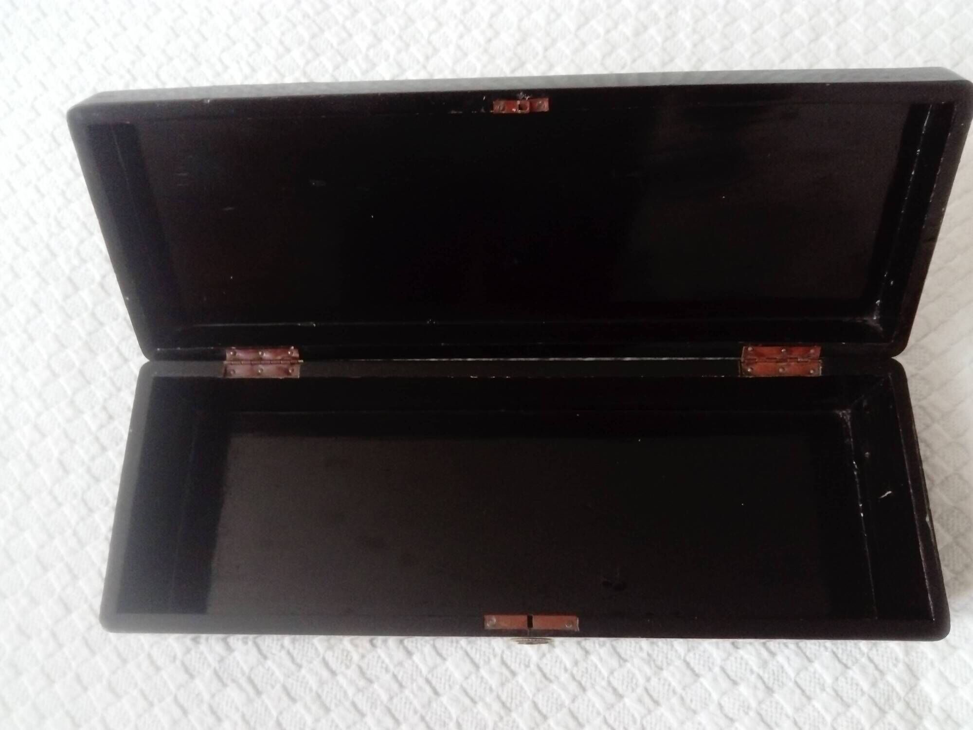Old lacquered wooden glove box/box with Art Deco geometric decoration. Japan