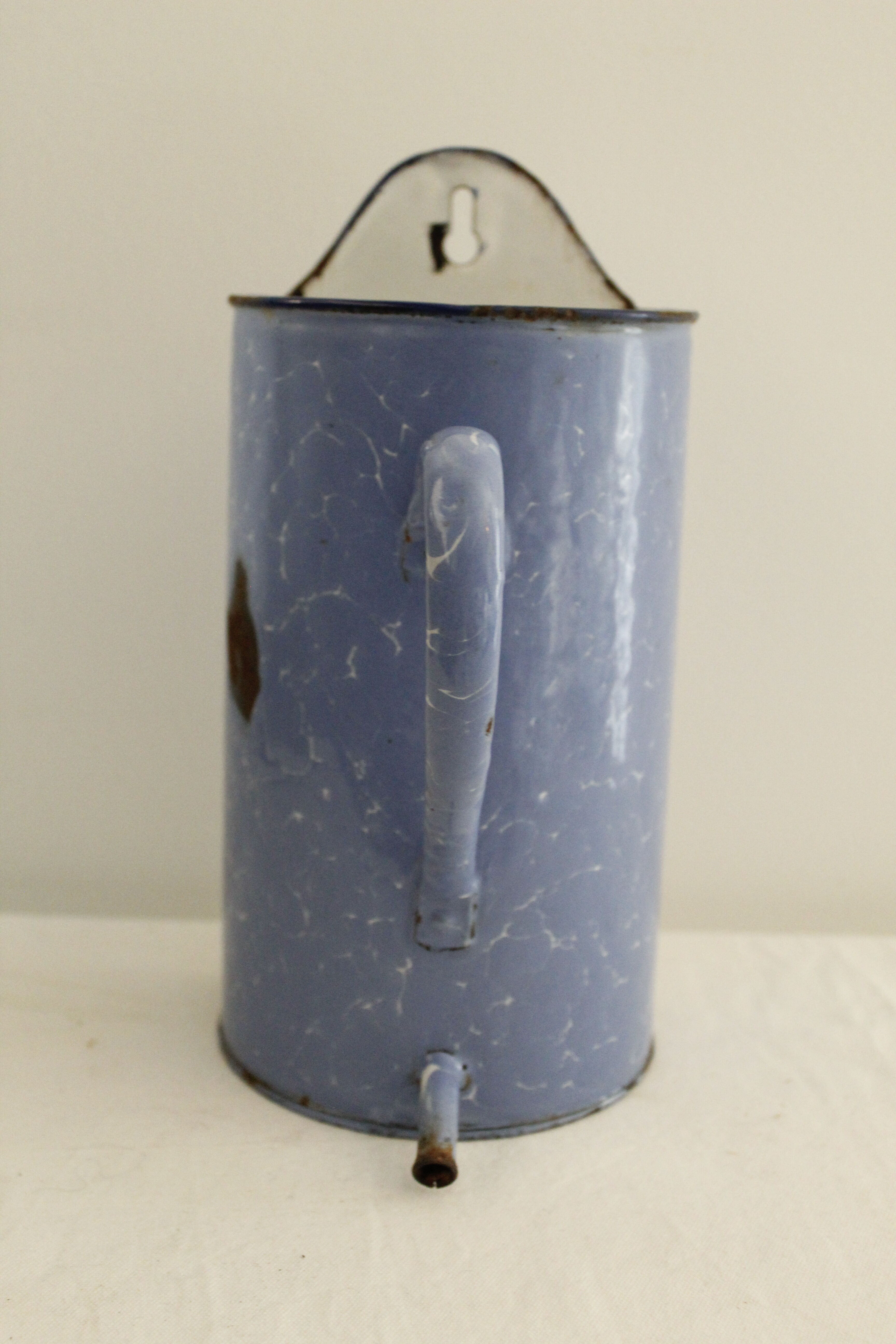 Enamelled metal wall fountain - light blue