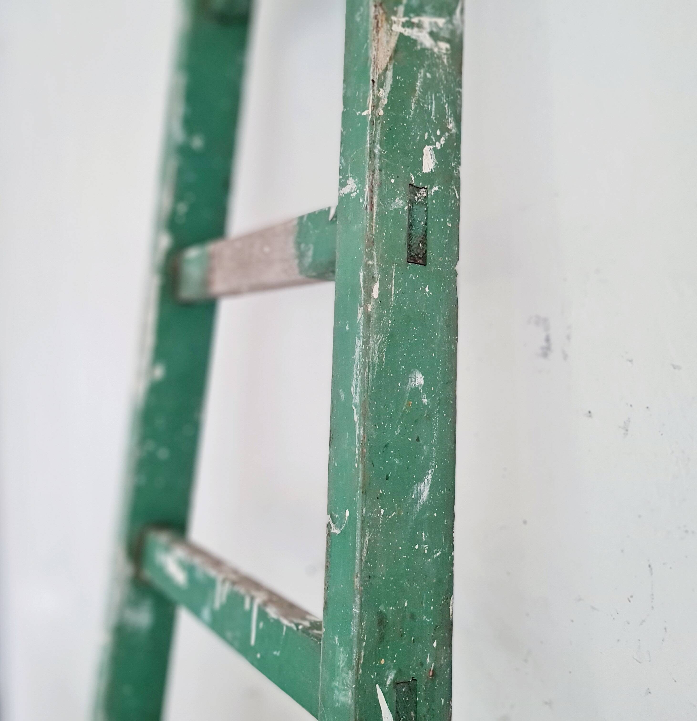 Échelle ancienne verte en bois patinée