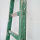 Échelle ancienne verte en bois patinée