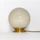 Lampe de table italienne vintage des années 70 avec globe en verre tourbillonnant et base en laiton