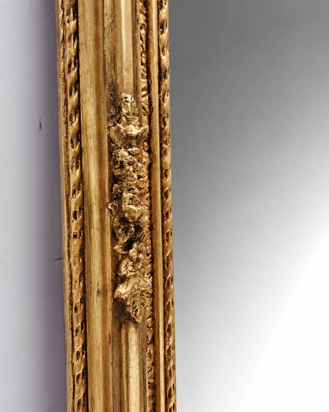 Miroir baroque doré avec guirlande de fleurs