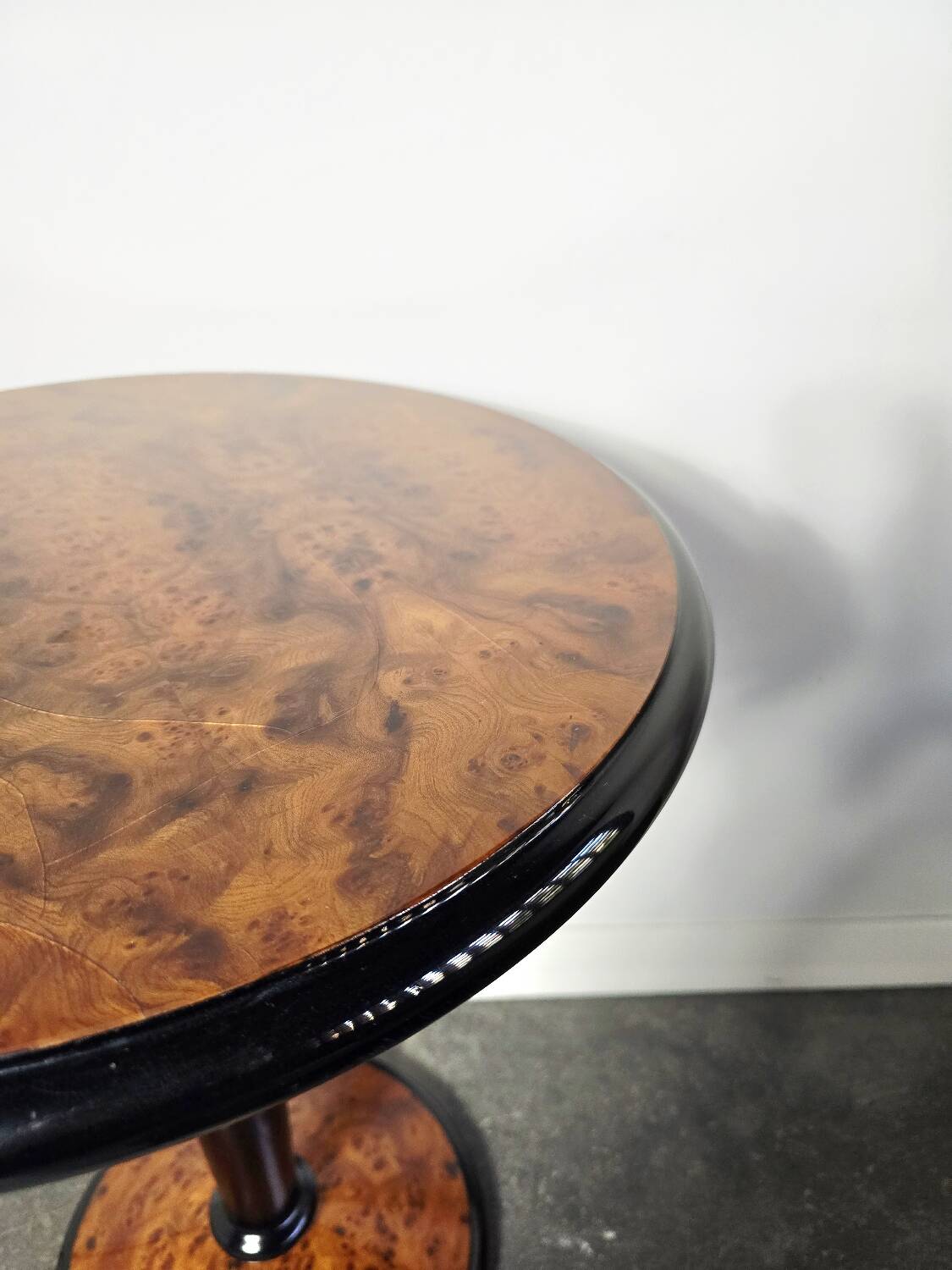 Table d'appoint en noyer et bois ébène de style Art Déco