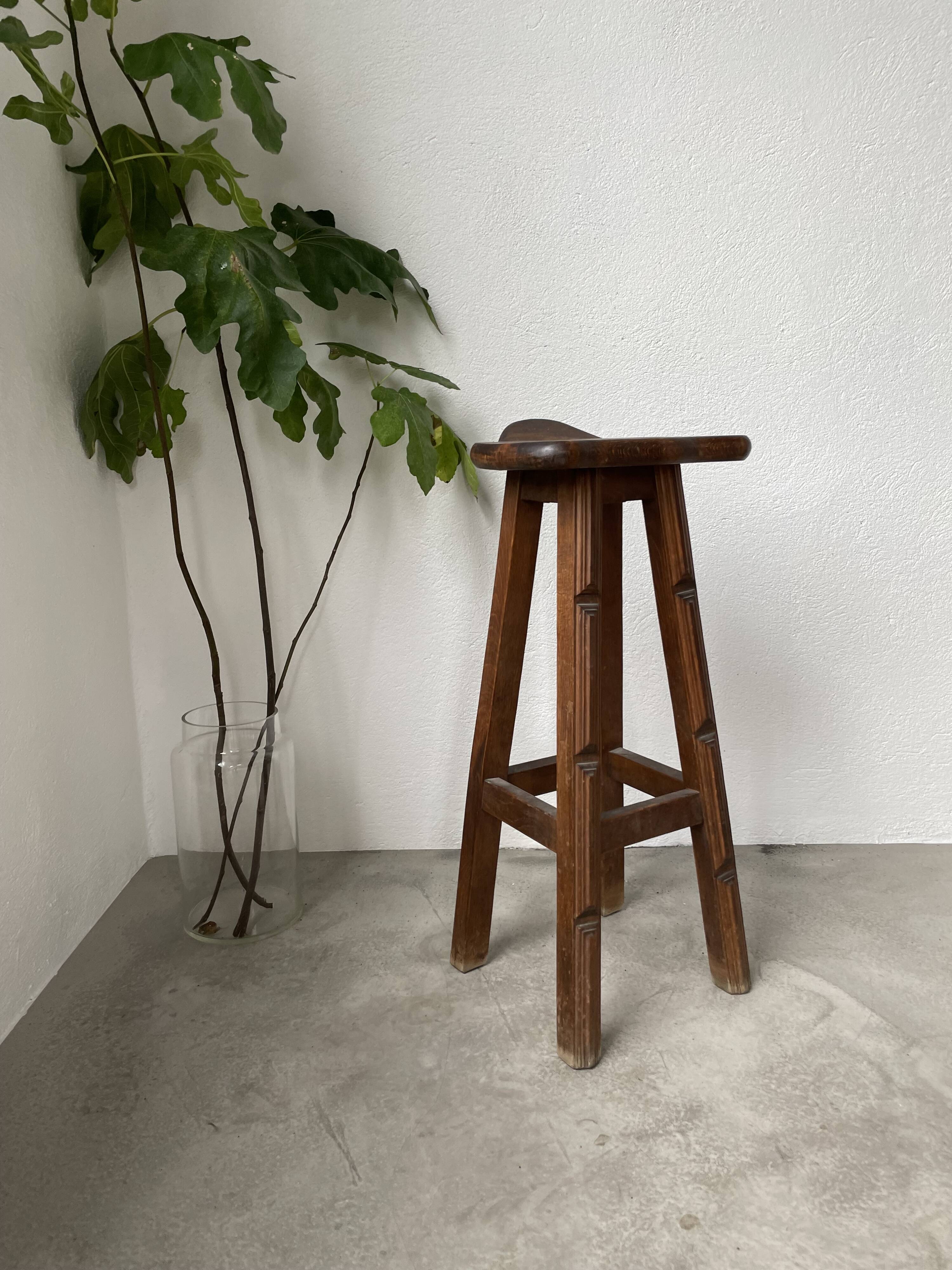 Tabouret haut brutaliste