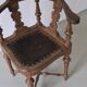 Fauteuil d'angle ancien sculpté avec assise en cuir