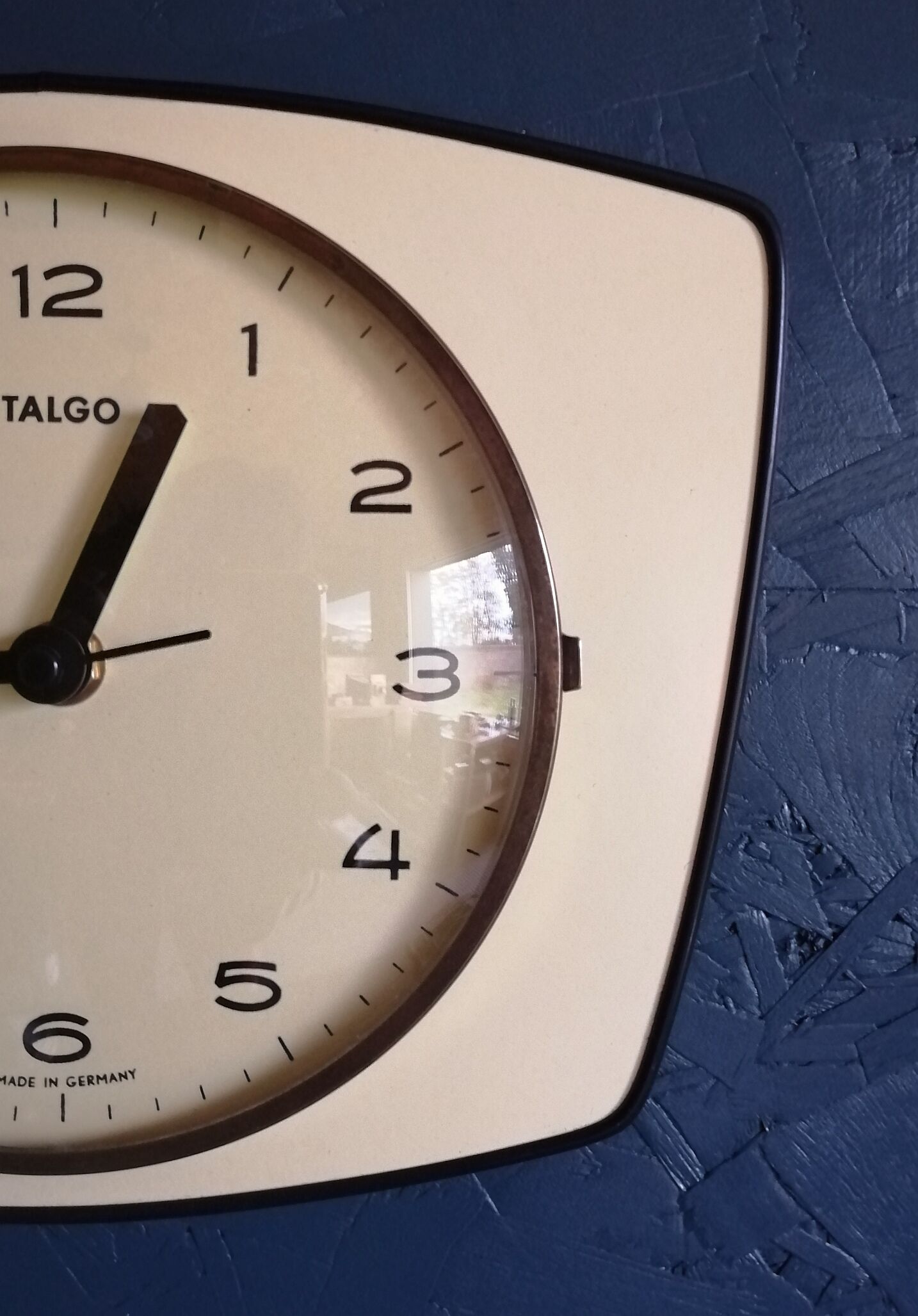 Vintage formica silent wall clock trapeze "Pale yellow Talgo"
