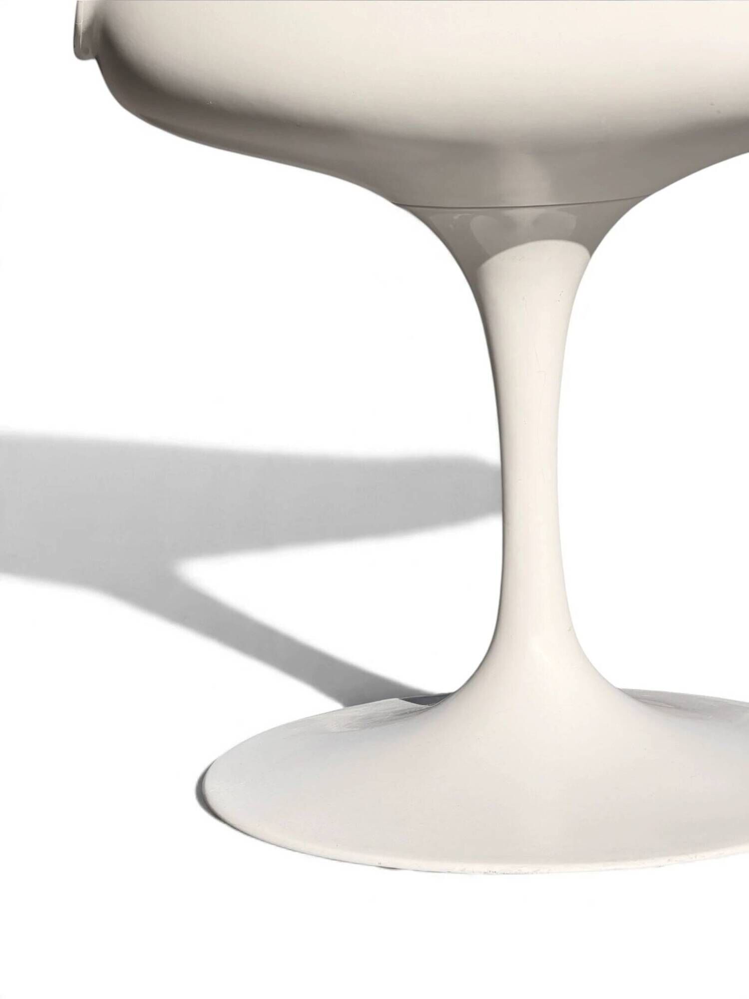 Eero Saarinen Tulip chair Knoll, aluminium base, blue cushion