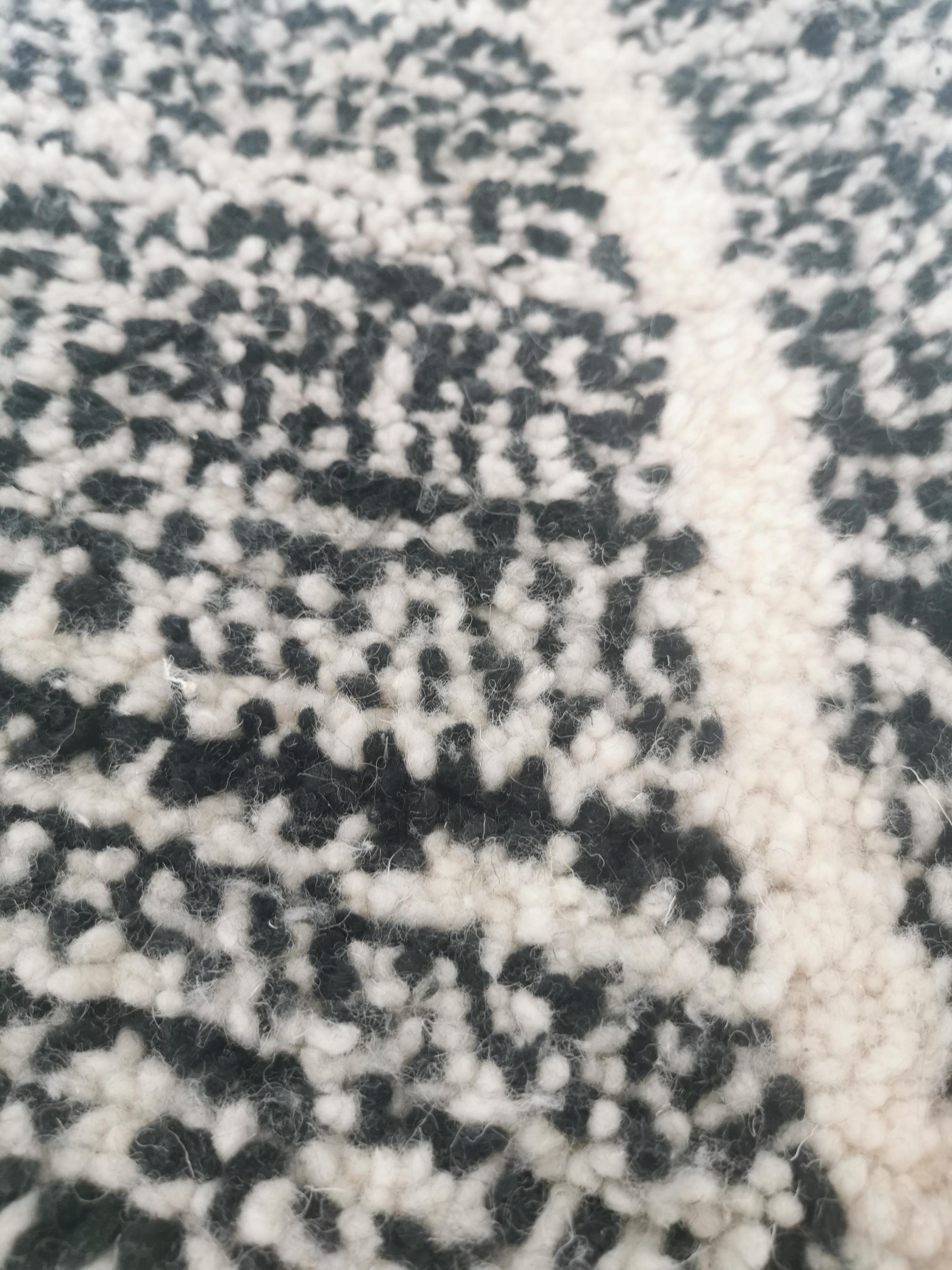 Genuine black and white Béni Ouarain Berber wool rug