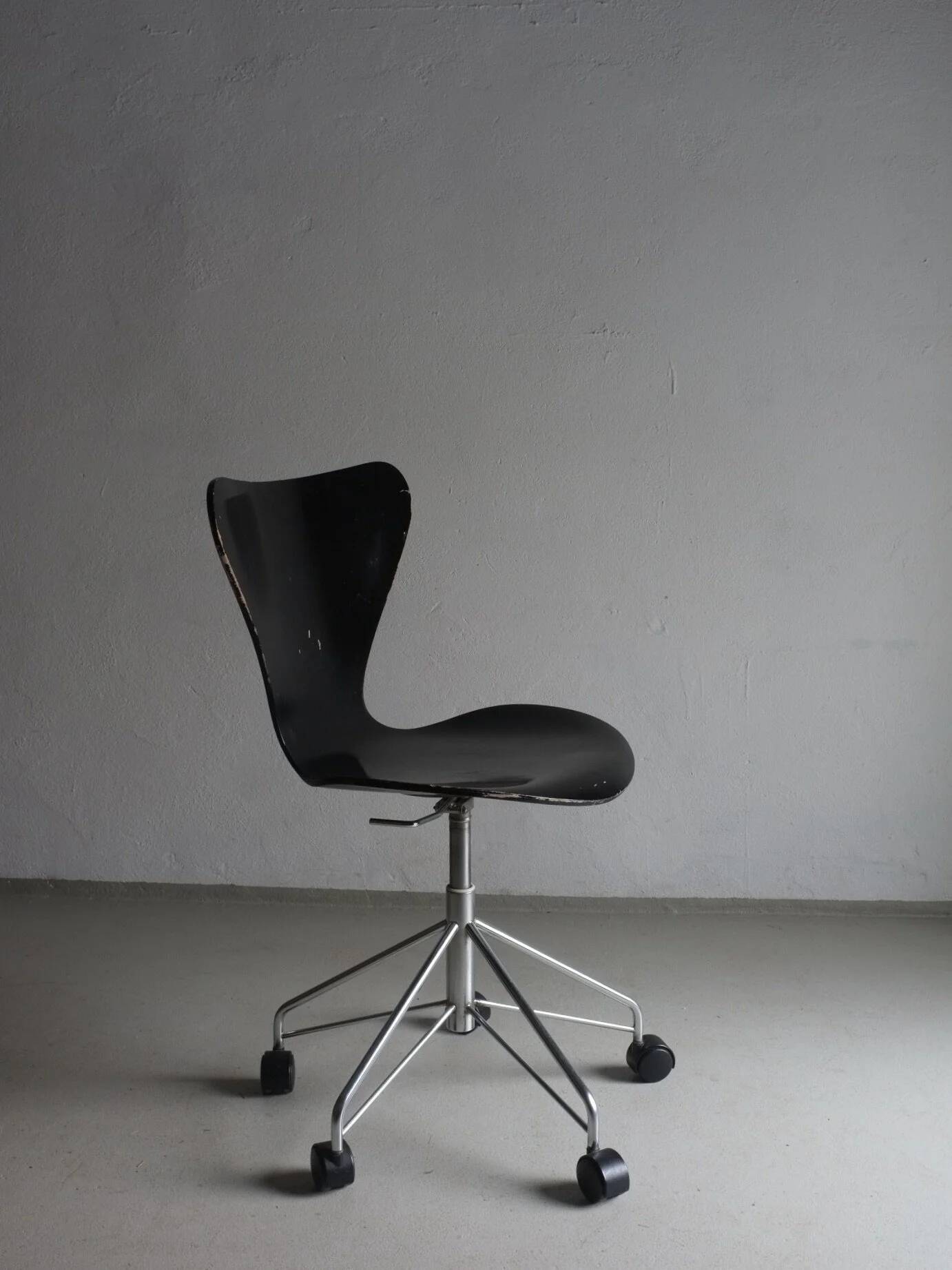 3117 Black swivel chair by Arne Jacobsen for Fritz Hansen