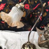 Lampe à poser et sa suspension en laiton et corolle en verre