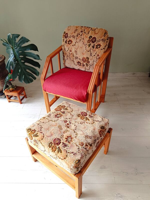 Fauteuil et repose-pieds en bois massif vintage