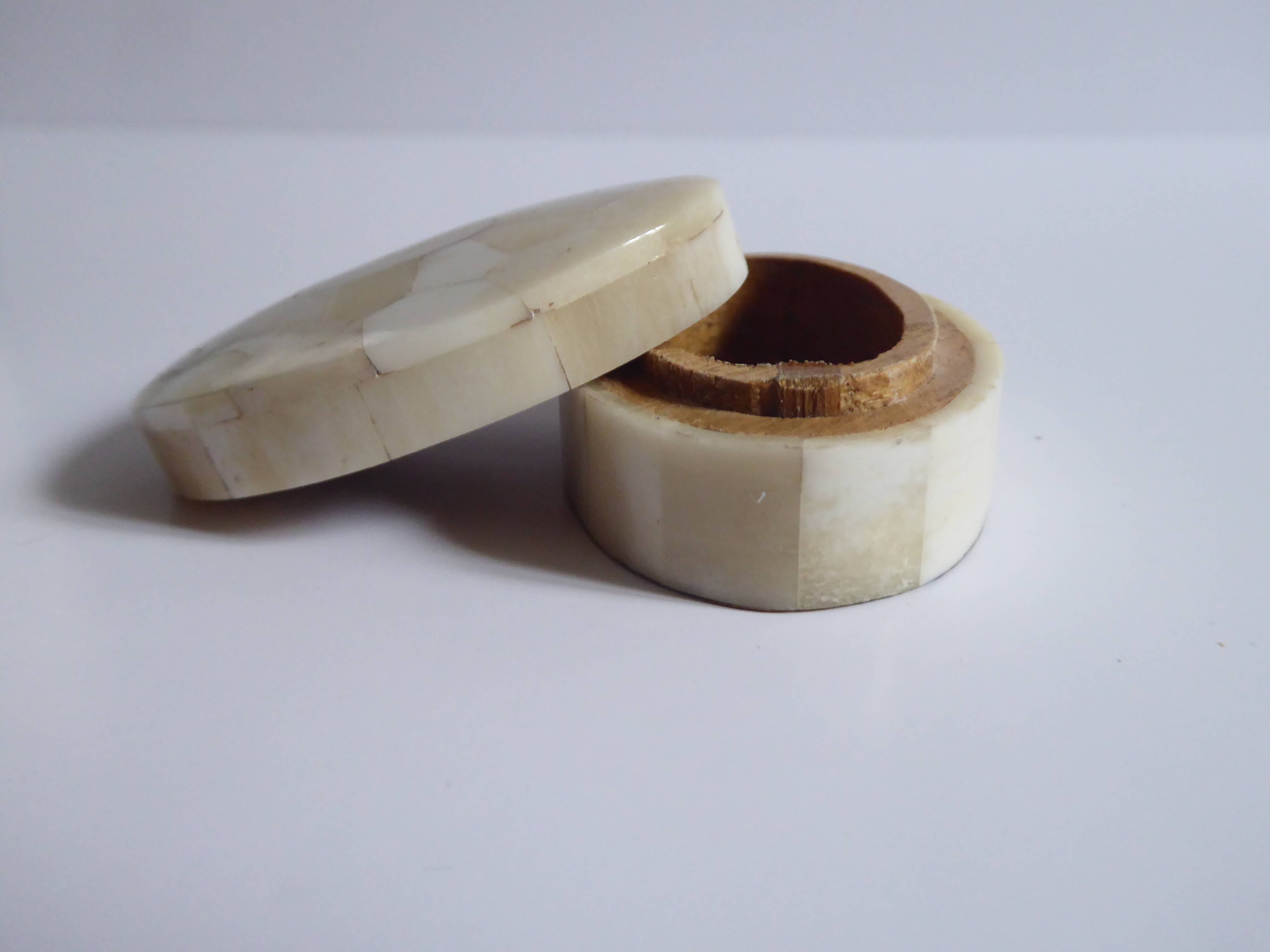 Oval box in white horn and wood