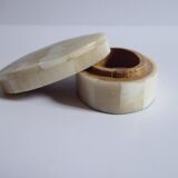 Oval box in white horn and wood