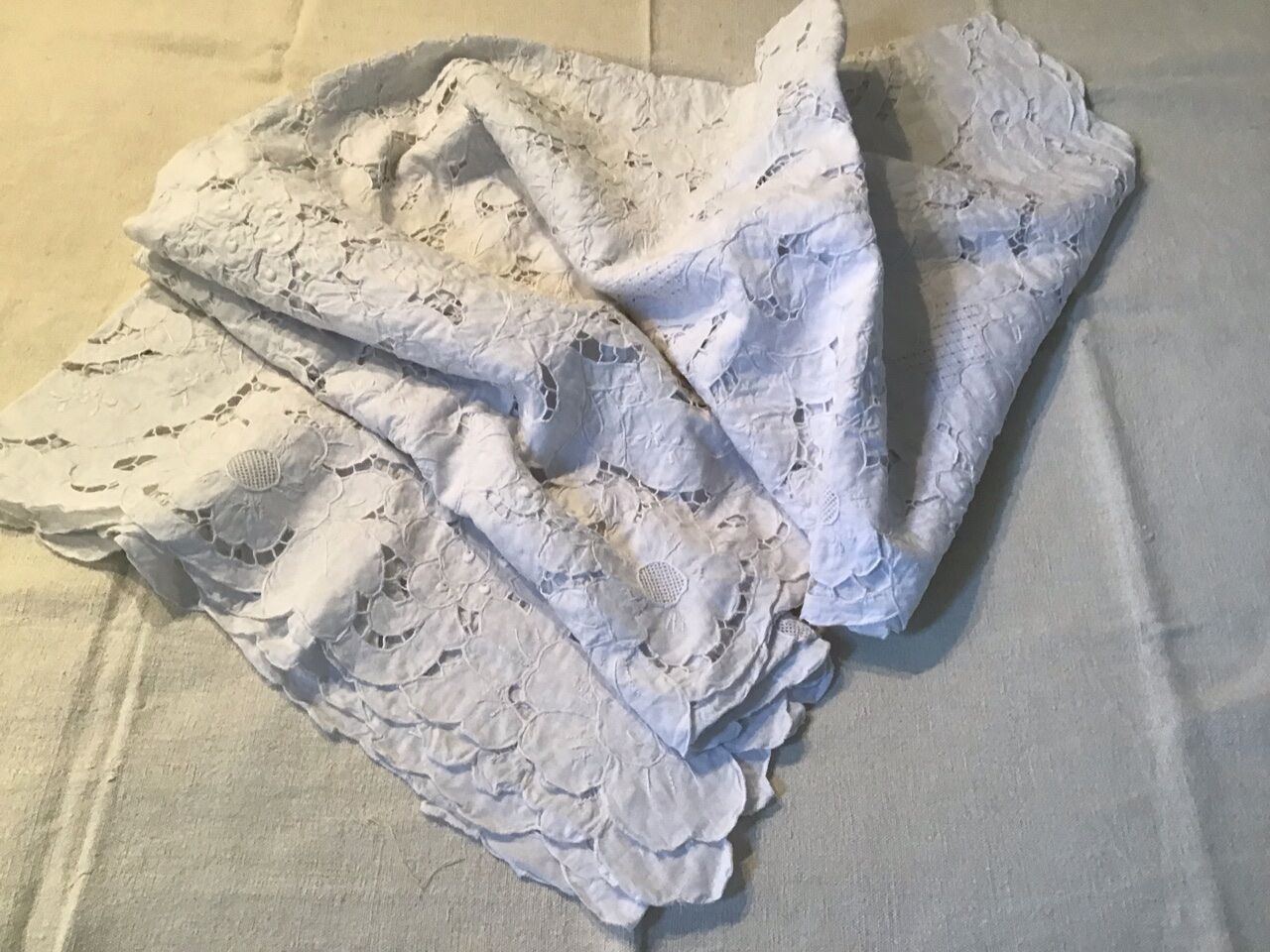 Embroidered tablecloth 1m60x2m60