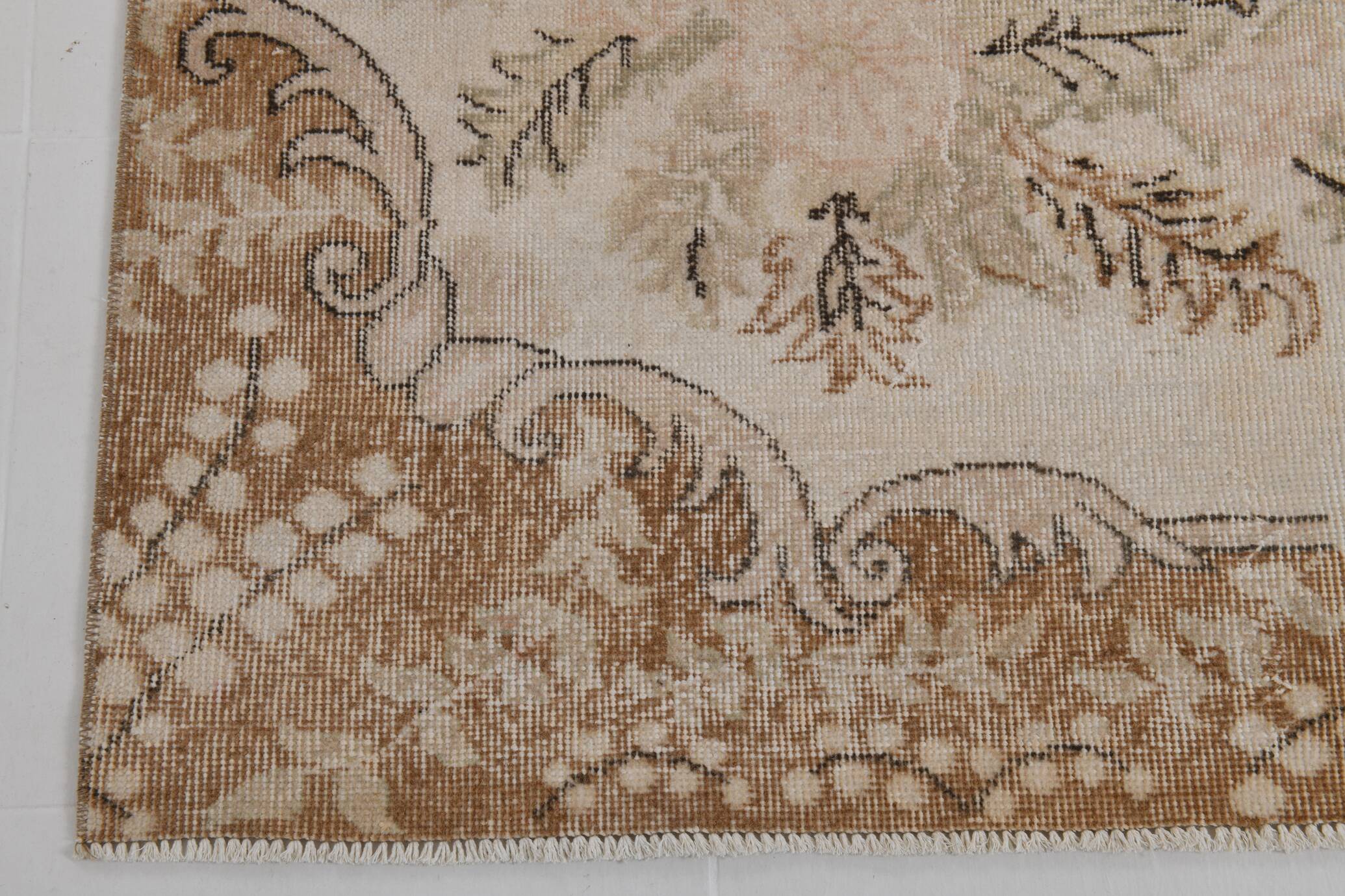 Tapis Aubusson ancien tons beiges et roses, élégant et raffiné, 209x335 Cm