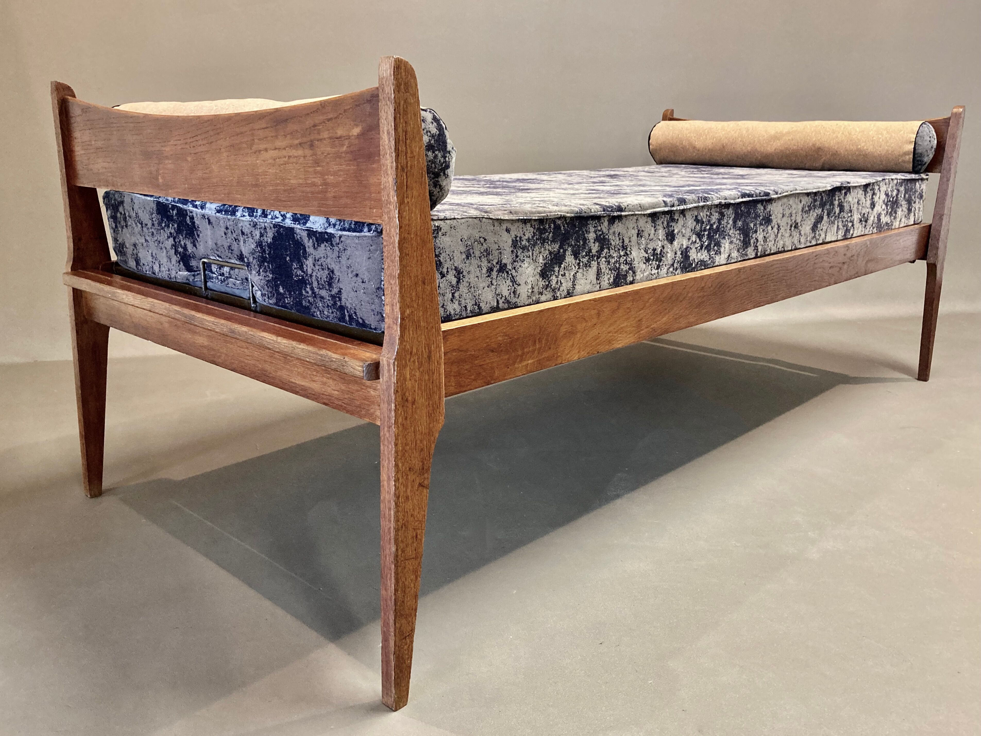 Canapé lit ou daybed velours et liège gris 1950
