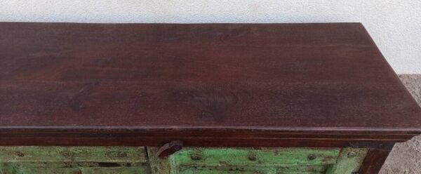 Buffet long en bois avec portes anciennes vertes