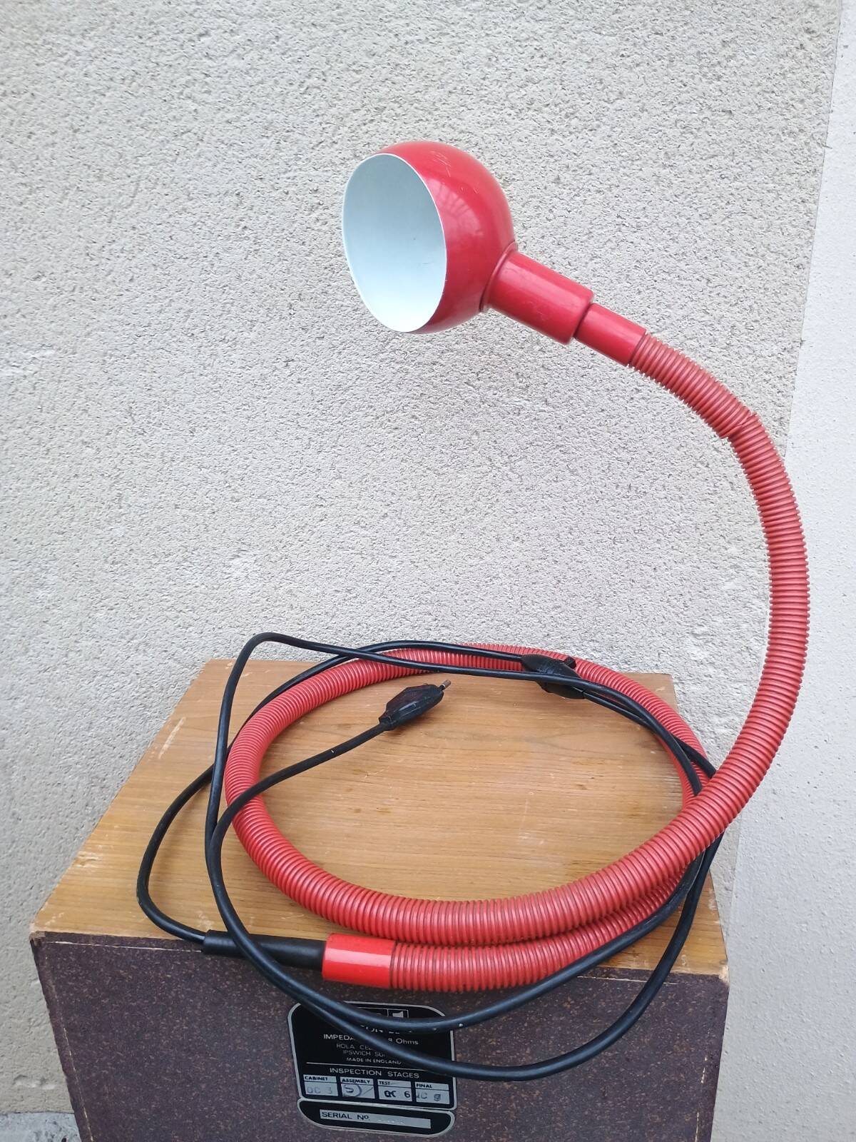 Red snake table lamp Hebi ISAO Hosoe Valenti Luce Italy design 1980 Memphis