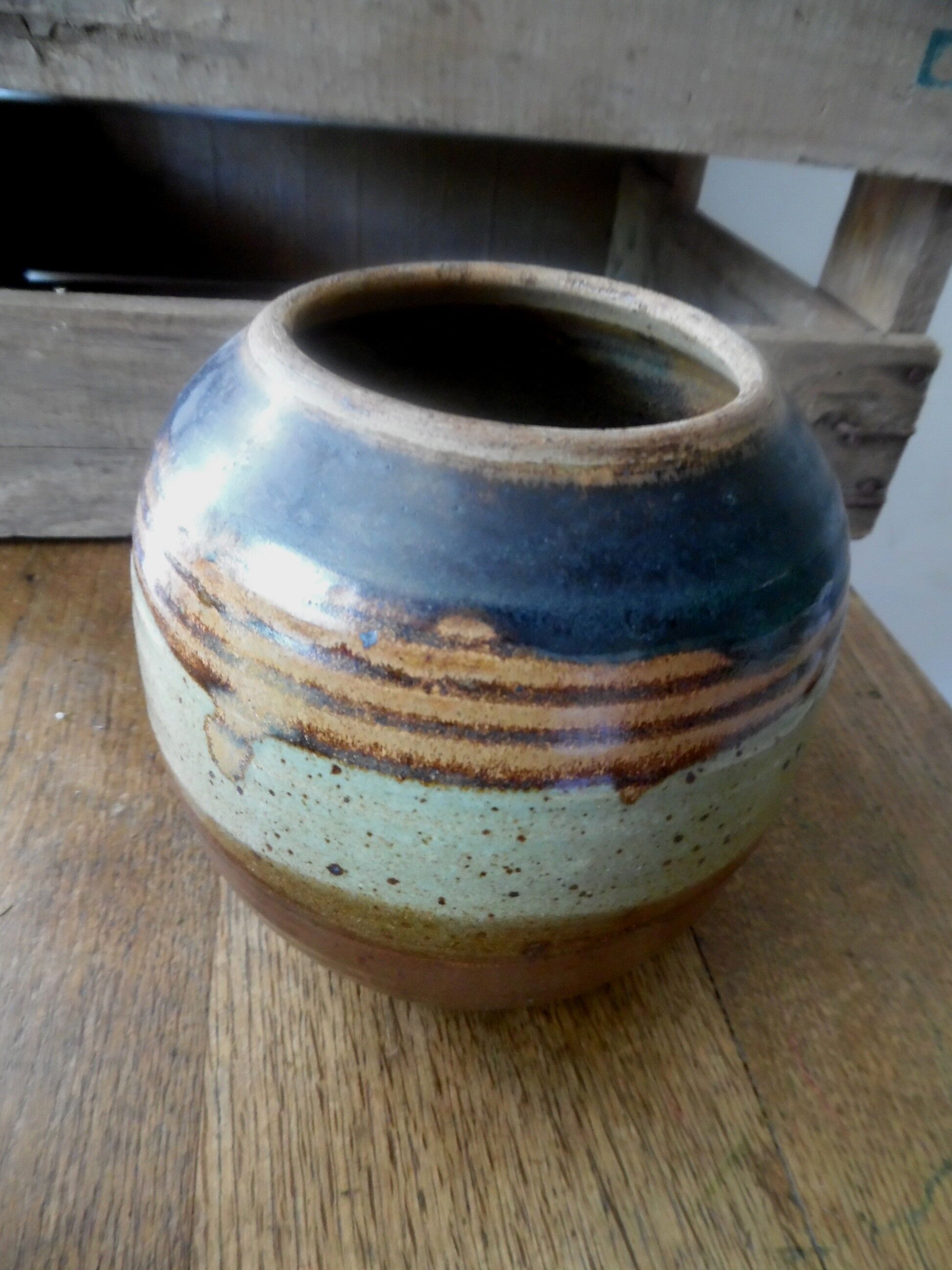 Vernise sandstone vase