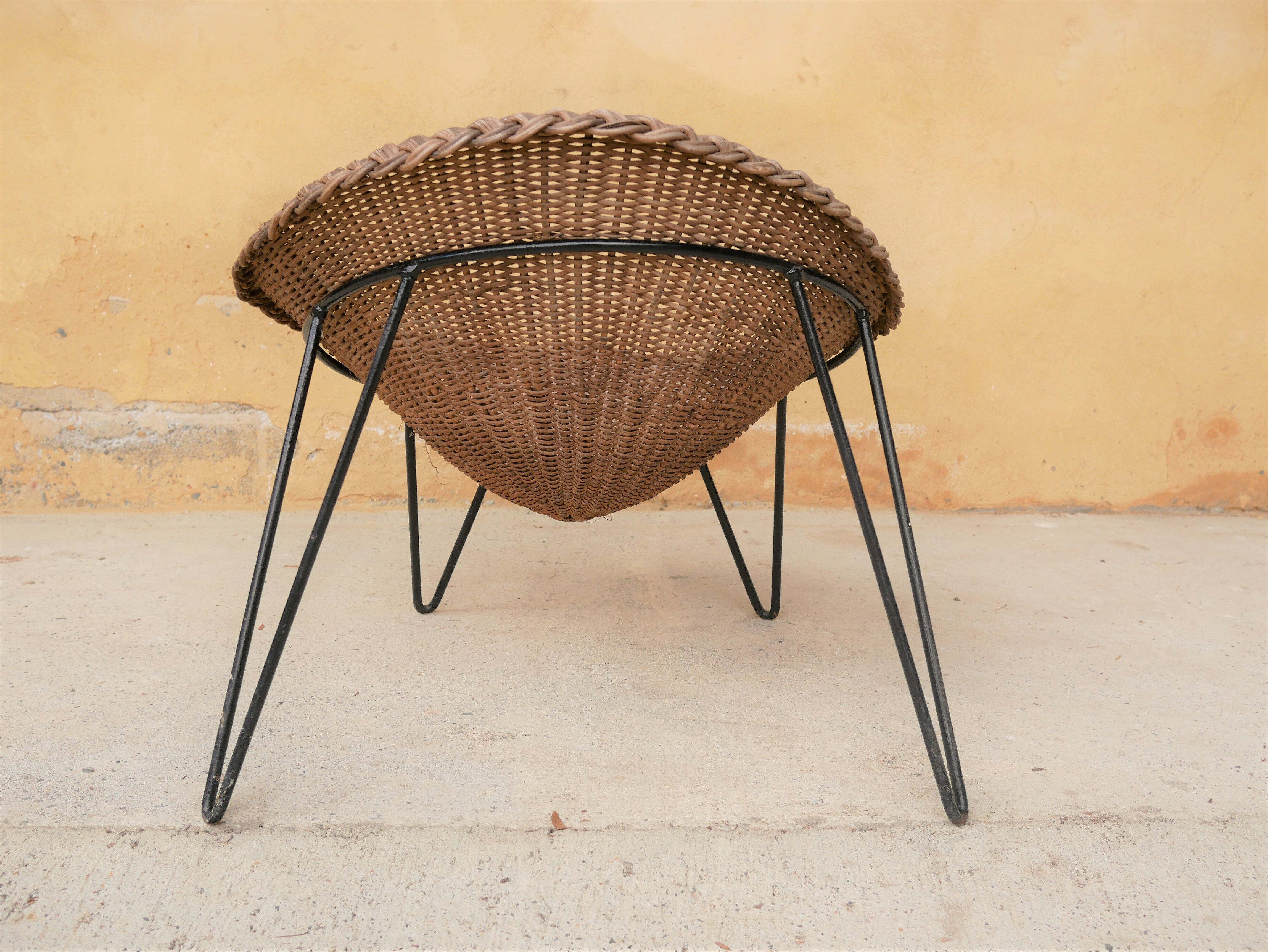 Vintage armchair in rattan feet metal