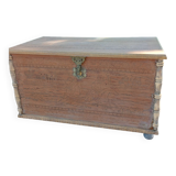 Coffre ancien en bois sculpté