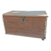 Coffre ancien en bois sculpté