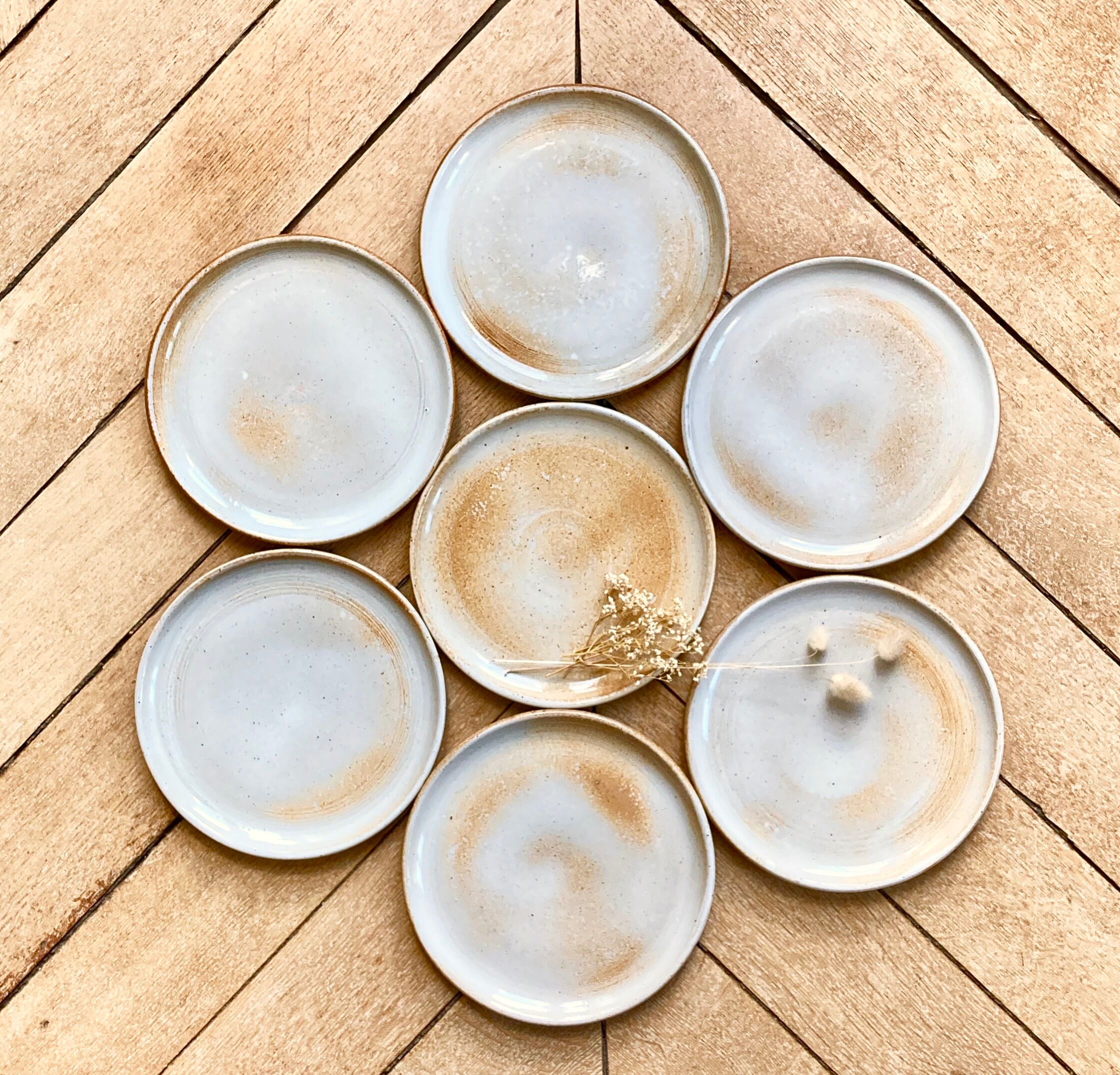 7 assiettes à dessert en grès