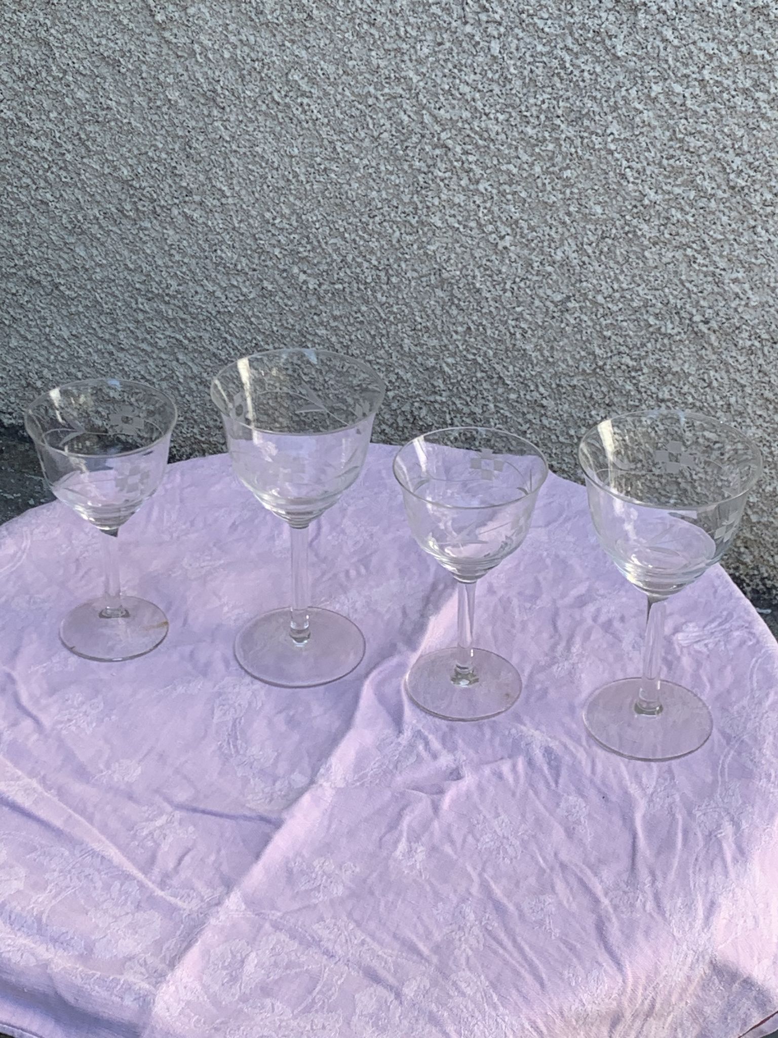 4 verres à vin art déco, motif floral ciselé, verre et cristal