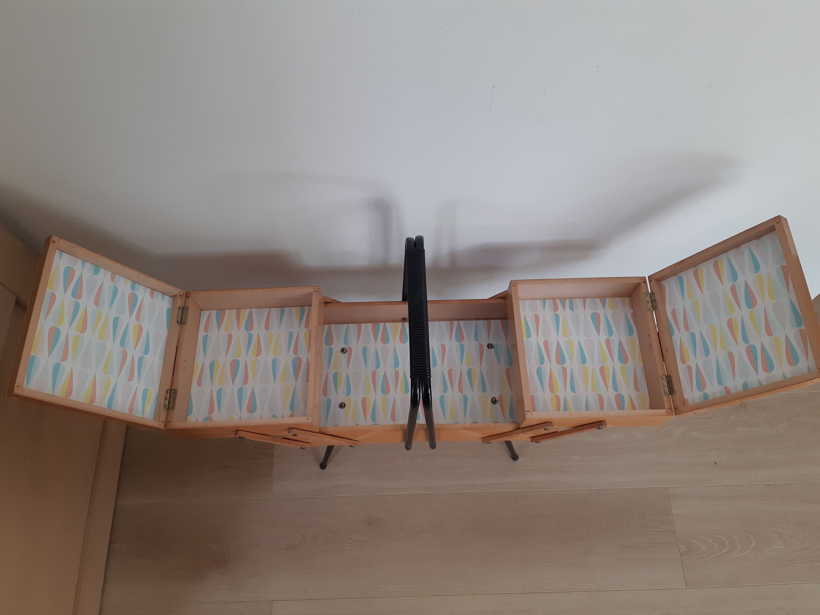 Travailleuse en bois et métal