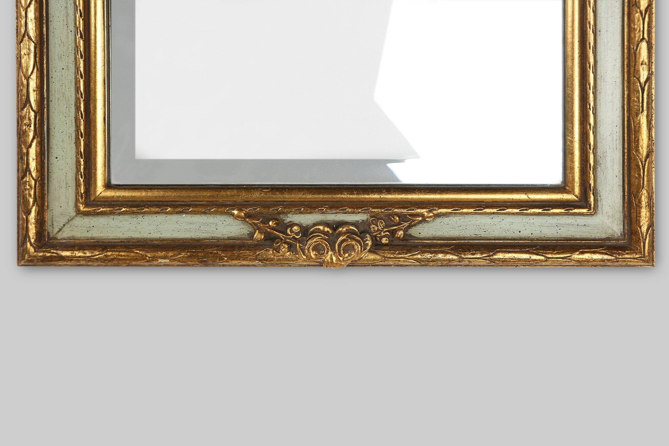 Miroir décoré de feuilles d'or dans le style baroque rococo, France années 1950.