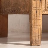 Coffre ancien en bois sculpté de style primitif, c.1920
