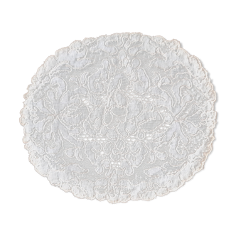 Round placemat, ecru color, hand-embroidered. 30s.