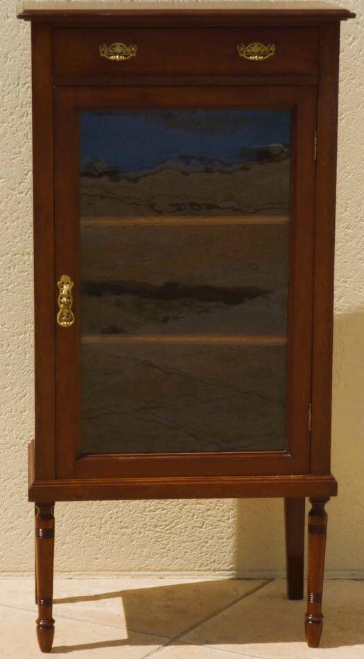 Mahogany veneer display case, opening with a door and a drawer, Louis XVI style - Very good condition