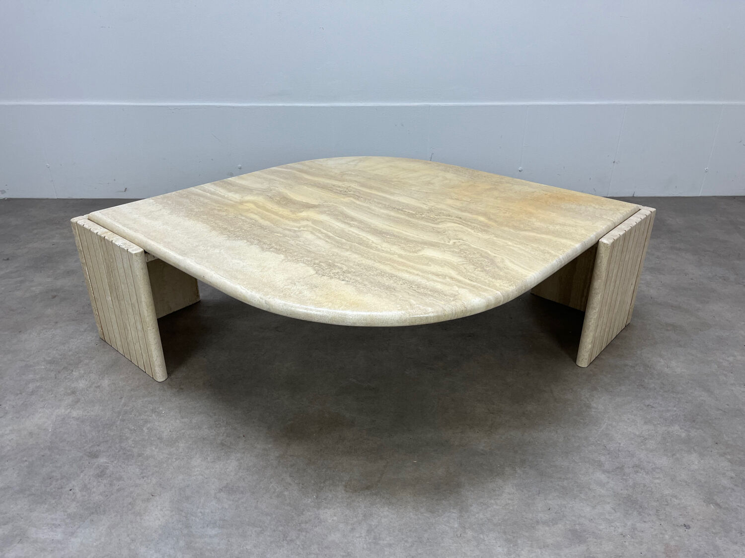 Table basse travertin forme œil par Roche Bobois