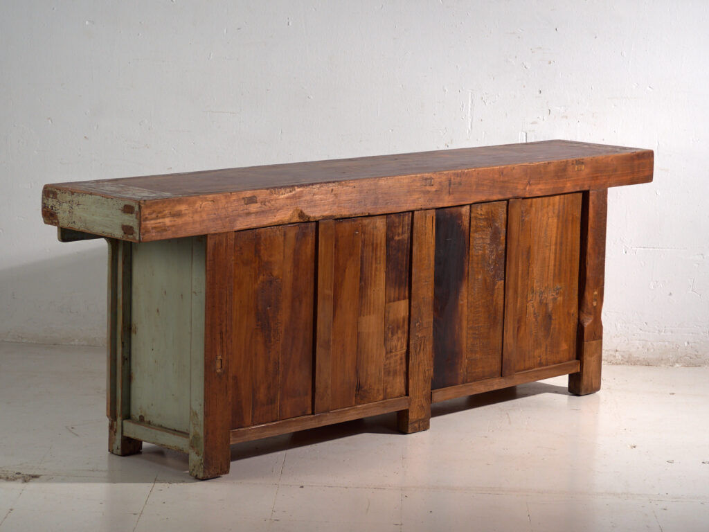 Buffet d’autel ancien laqué en bois de pin – Chine, vers 1900