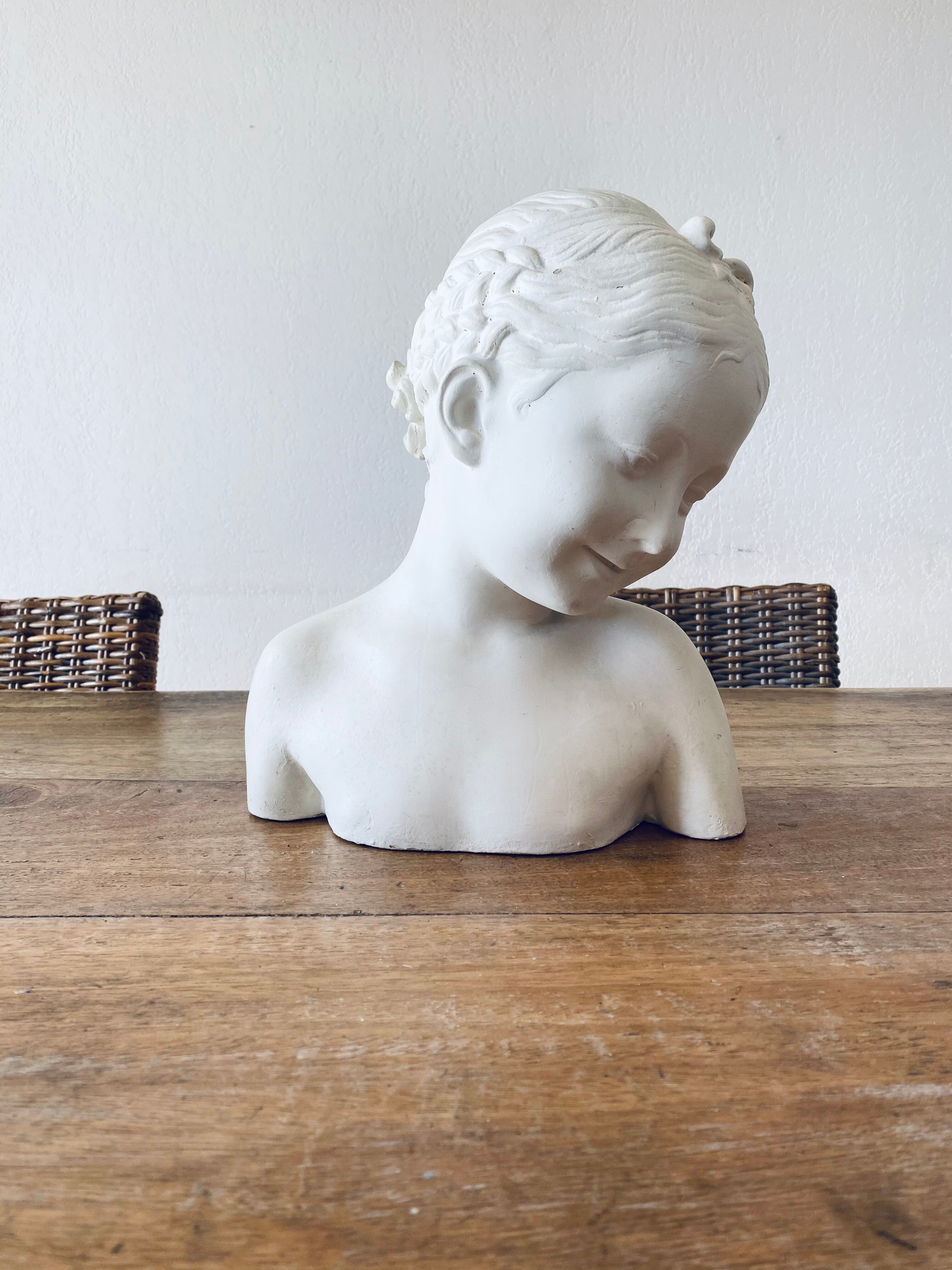 Buste en plâtre la rieuse