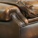 Ottoman chesterfield anglais en cuir élégant, fini avec des clous décoratifs.