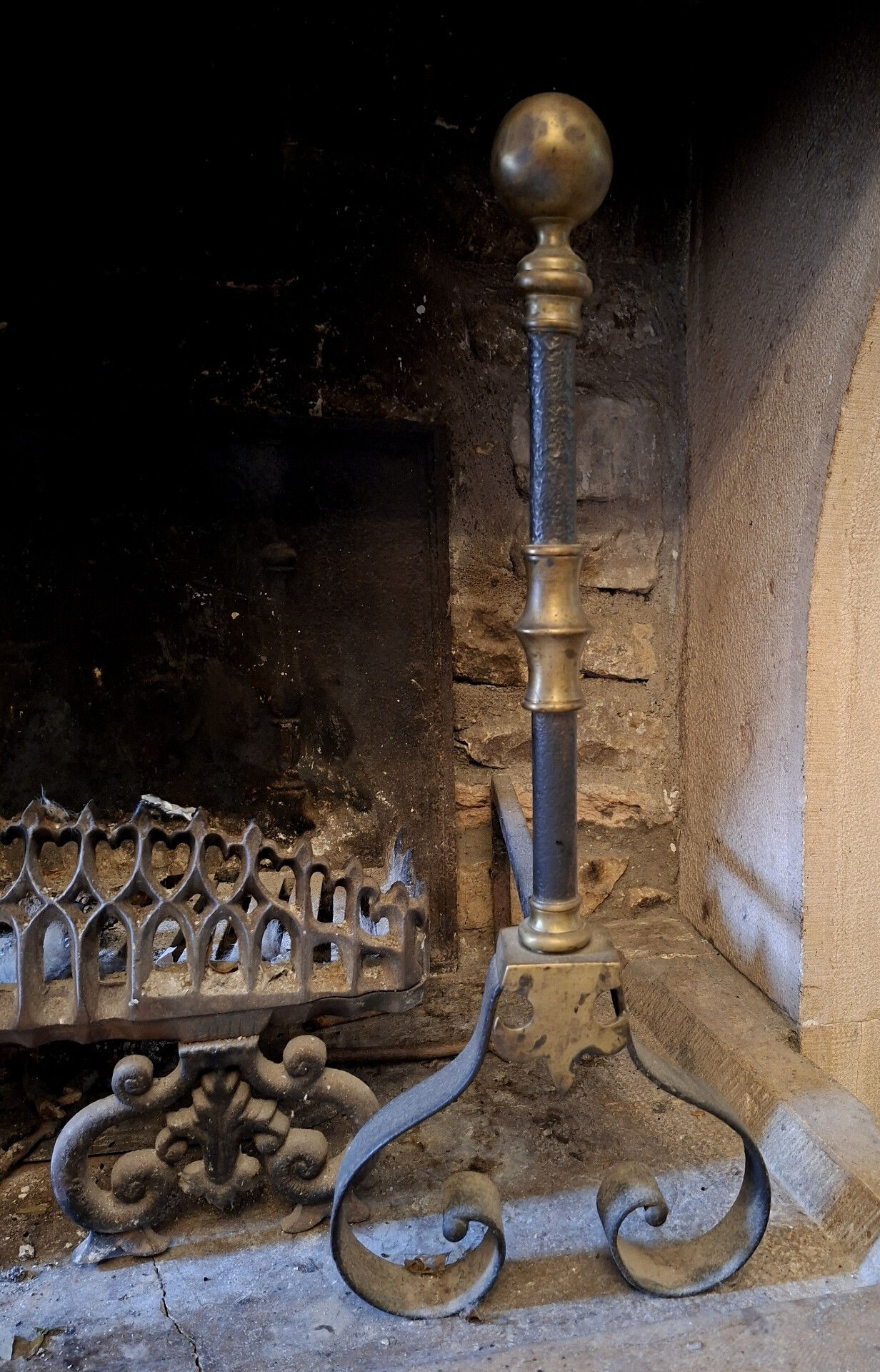 Paire de chenets en fer forgé et laiton avec porte-bûches de cheminée, xixe