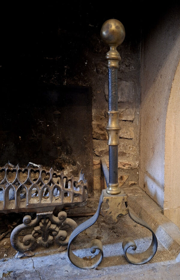 Paire de chenets en fer forgé et laiton avec porte-bûches de cheminée, xixe