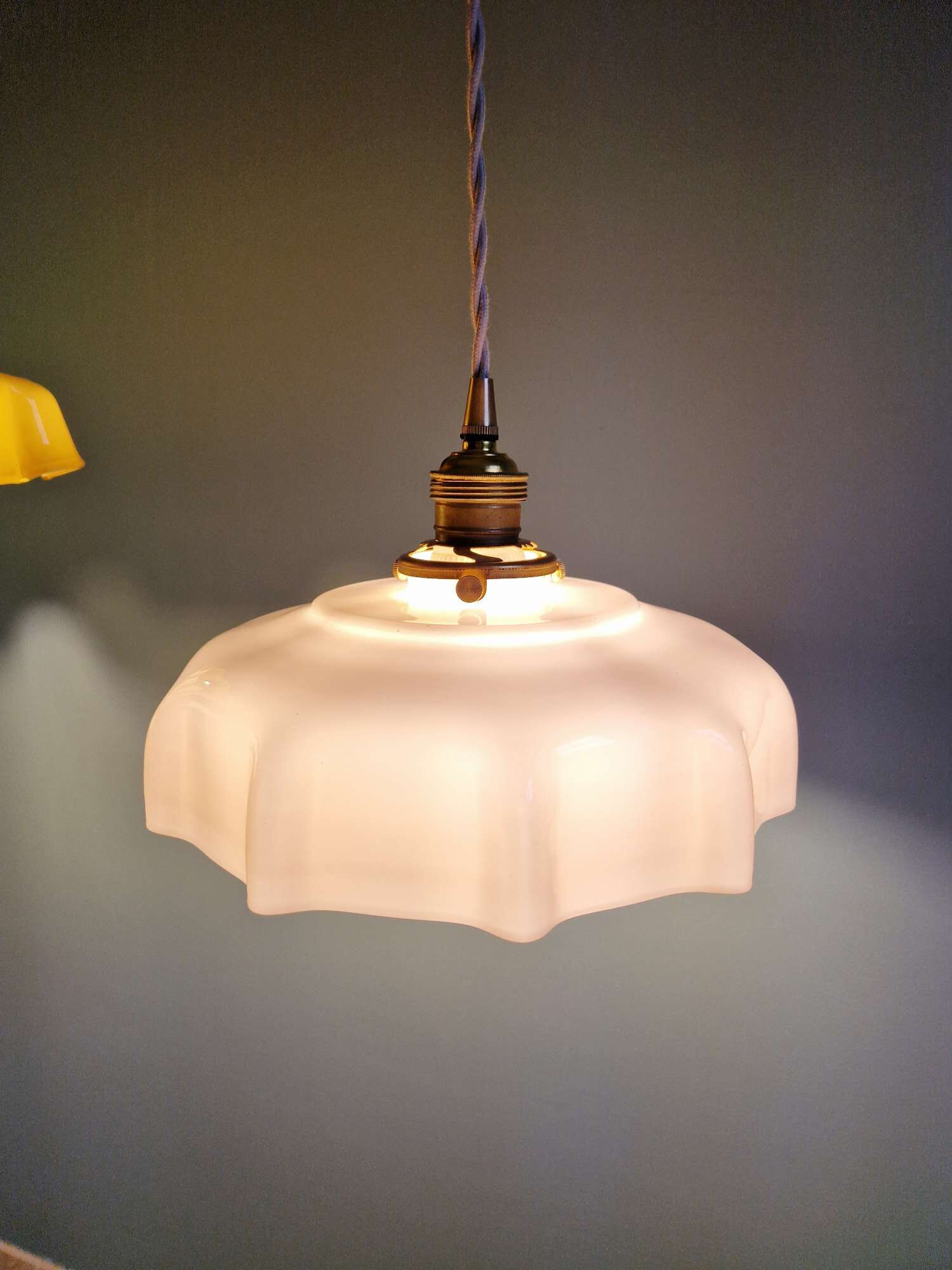 Trio de suspensions Art Déco en opaline colorée, années 1930
