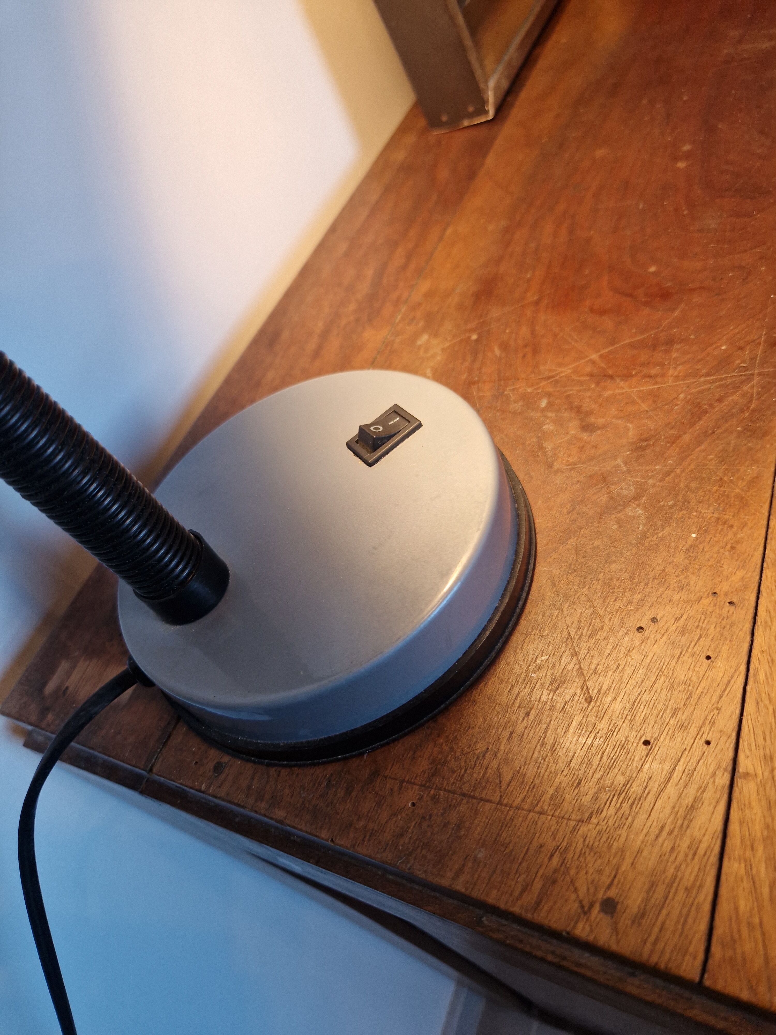 Lampe de bureau vintage grise par Seylumière