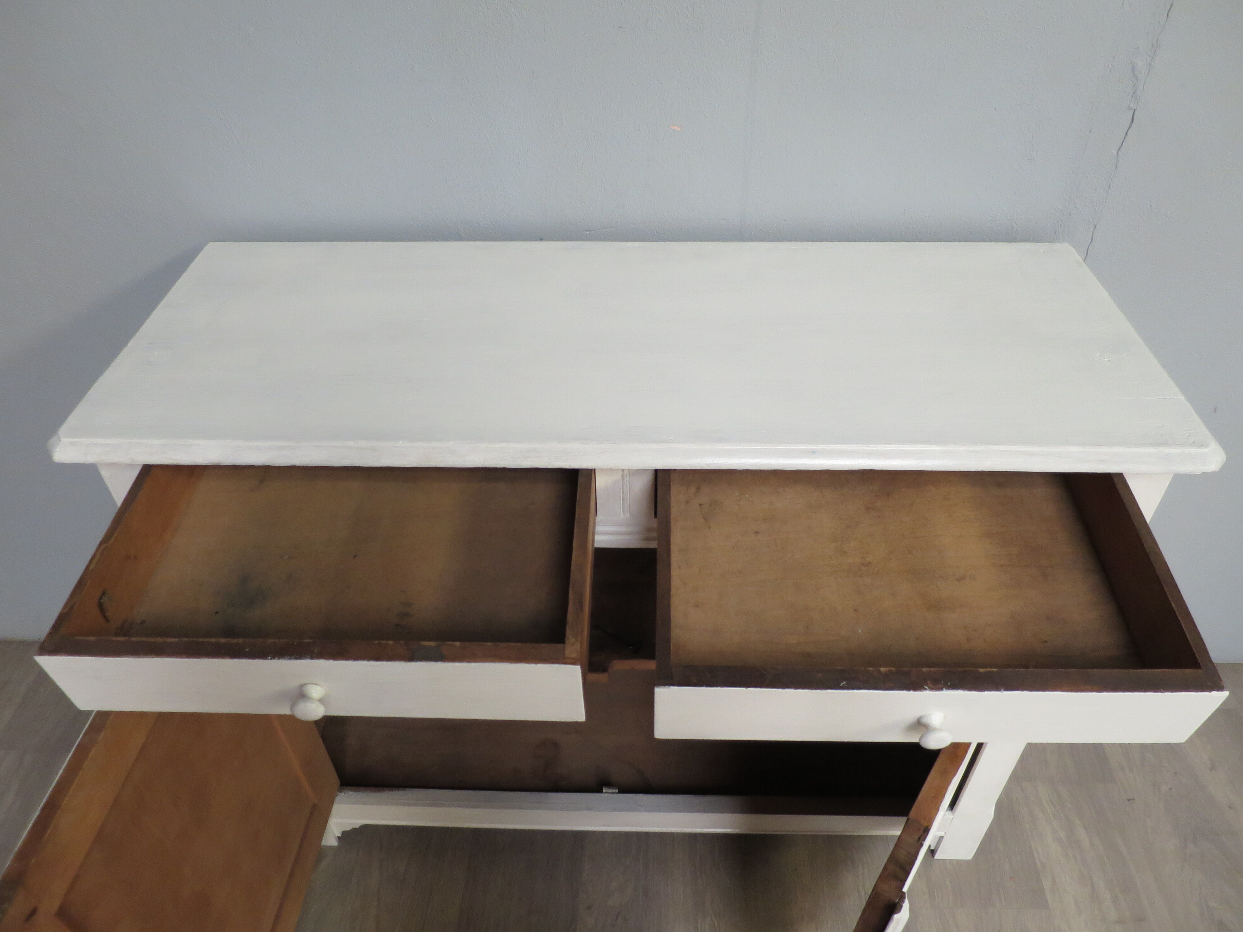 Off-white sideboard with 2 doors and 2 drawers