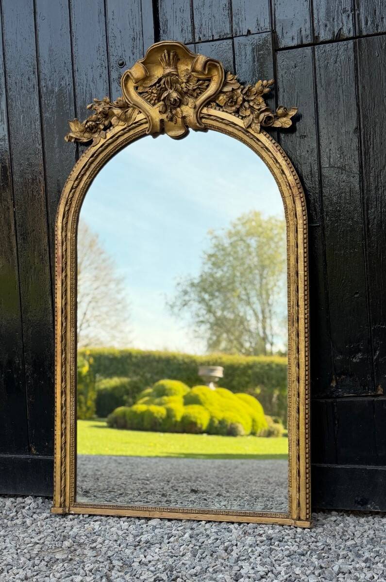 Louis XVI mirror in carved and gilded wood, 18th century