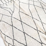 Berber carpet Beni ouarain with black graphic patterns 293x212cm